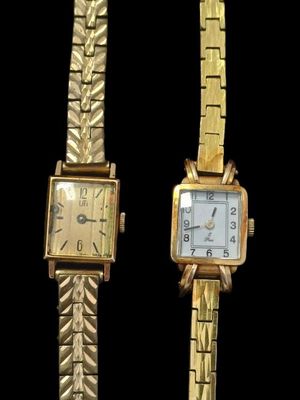 deux montres placées l'une à côté de l'autre sur un fond noir