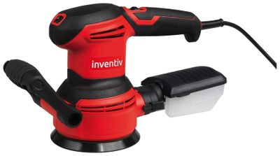 une ponceuse orbitale Black & Decker avec une poignée rouge