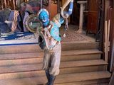 une statue représentant un homme tenant une lampe à la main