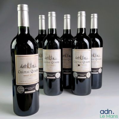 plusieurs bouteilles de vin sont alignées sur une table