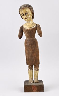 une vieille statue en bois représentant une femme vêtue d'une robe marron