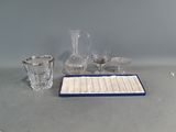 un grand nombre d'objets en verre posés sur une table