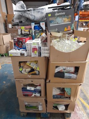 de nombreux cartons empilés les uns sur les autres dans un entrepôt