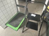 deux tabourets à deux marches à côté d'un tabouret vert dans une salle de bains