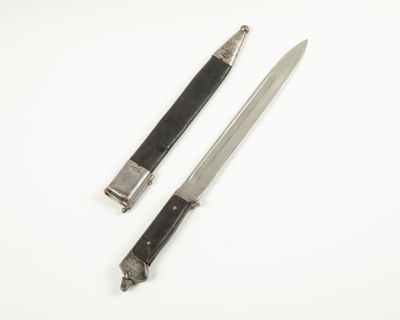Deux couteaux sont posés l'un à côté de l'autre sur une surface blanche.