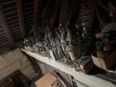 de nombreuses bouteilles sur une étagère dans une pièce