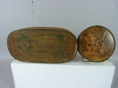 deux boîtes en bois posées sur une boîte blanche