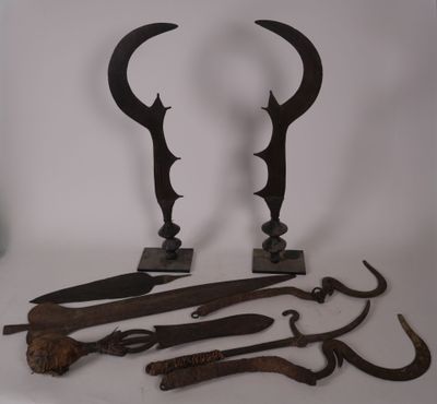 un grand nombre d'outils posés sur une table
