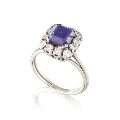 une bague en saphir et diamants, signée Van Cleef
