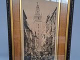 une vieille photo d'une rue de la ville avec une tour horloge en arrière-plan