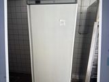 une photo d'un réfrigérateur blanc dans une salle de bains