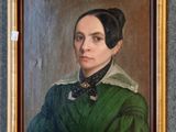 portrait d'une femme en robe verte avec un nœud papillon noir