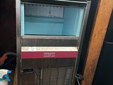une petite machine à glaces posée dans un coin de la pièce