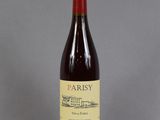 une bouteille de vin posée sur une table