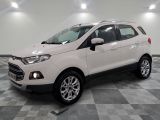 Une Ford EcoSport Titanium de 2018 dans un showroom au sol à damier