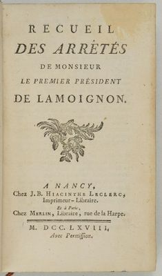 un vieux livre dont la couverture est ornée d'une image en noir et blanc représentant un oiseau