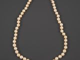 un collier de perles de culture avec un fermoir en or
