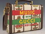 une petite valise décorée d'un motif