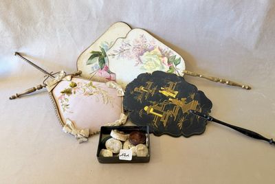 un grand nombre d'objets posés sur une table