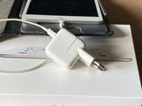une boîte sur laquelle se trouvent un chargeur et un téléphone portable