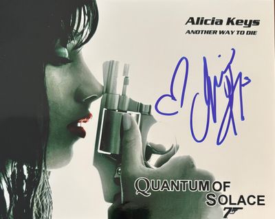 l'autographe d'une femme tenant un pistolet à la main