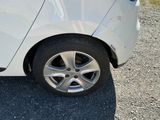 un gros plan d'une voiture blanche avec un pneu crevé