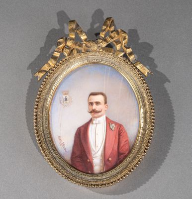 un portrait miniature représentant un homme vêtu d'une veste rouge