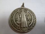 gros plan d'une médaille sur une surface blanche