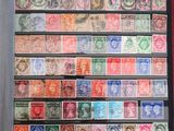 une photo d'une collection de timbres dans un album