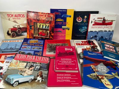 Plusieurs livres sont posés sur une table, avec une petite voiture devant eux.