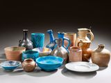 de nombreux vases et bols de différentes couleurs posés sur une table
