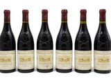 six bouteilles de vin sont alignées sur une surface blanche