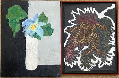 deux tableaux représentant des fleurs dans un vase, accrochés au mur