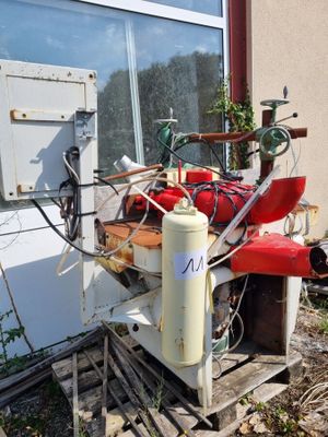un extincteur posé à l'extérieur d'un bâtiment