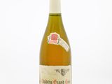 une bouteille de vin posée sur une table