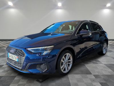 une Audi break bleue garée sur un sol en carrelage à damier