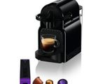 une machine à café noir avec une tasse de café à côté