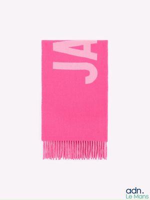 écharpe rose avec des lettres blanches et des franges sur fond blanc