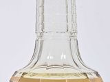 une bouteille en verre ornée d'un motif rouge et or