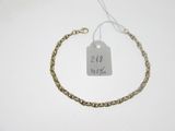 gros plan d'une chaîne de bracelets portant une étiquette de prix