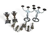 trois bougies et un chandelier sont posés les uns à côté des autres