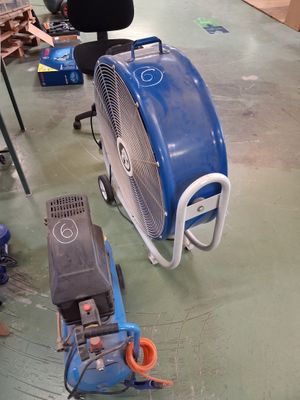 deux ventilateurs posés au sol dans une pièce
