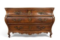 Commode de forme galbée en noyer mouluré, ouvrant par quatre… (photo 2)