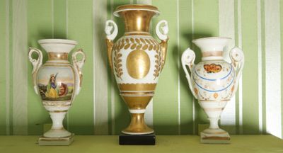trois vases posés sur une étagère dans une pièce