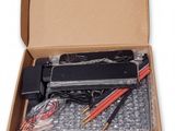 une boîte en carton ouverte contenant du matériel électronique, sur fond blanc