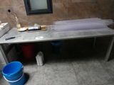 une salle de bains équipée d'un lavabo et d'un plan de travail sur lequel se trouve une poubelle