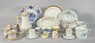 de nombreux types de plats et de tasses en porcelaine sur la table