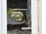 un livre avec, au milieu, l'image d'un rocher