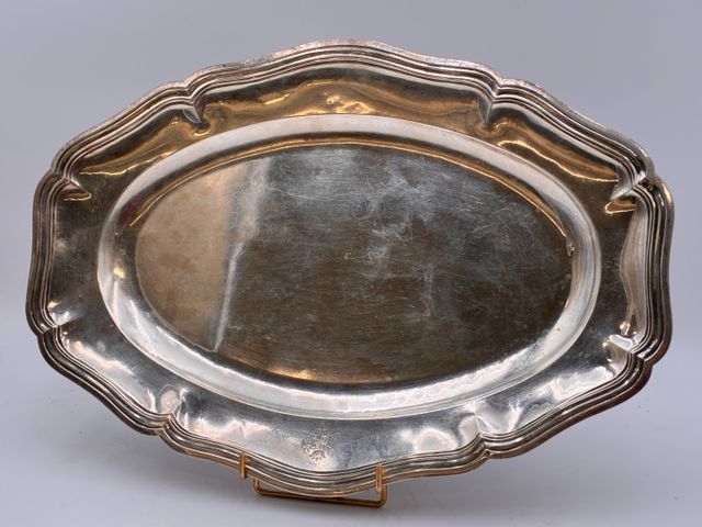 Argent Minerve : plat ovale chantourné, à décor gravé d’armoirie,...