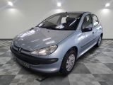 une voiture argentée posée sur un sol en damier